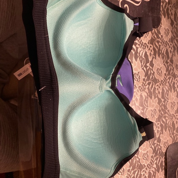 This is a Victoria Secret Sports Bra and it’s very comfy but it doesn’t fit me - Picture 3 of 4